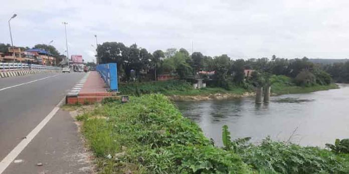 ക്രാഷ് ബാരിയർ സ്ഥാപിച്ചിട്ടില്ല ; അപകട ഭീഷണി ഉയരുന്നു ക്രാഷ് ബാരിയർ സ്ഥാപിച്ചിട്ടില്ല ; അപകട ഭീഷണി ഉയരുന്നു