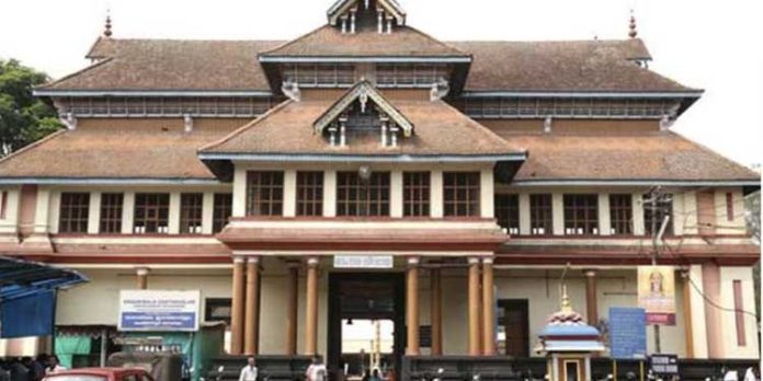 ചെങ്ങന്നൂർ മഹാദേവ ക്ഷേത്രത്തിൽ തൃപ്പൂത്താറാട്ട് ചെങ്ങന്നൂർ മഹാദേവ ക്ഷേത്രത്തിൽ തൃപ്പൂത്താറാട്ട്