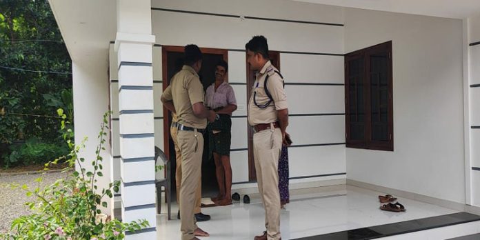 ആരുവാപുലം മുതുപേഴുങ്കലില് പട്ടാപ്പകല് വീട്ടില് മോഷണം ആരുവാപുലം മുതുപേഴുങ്കലില് പട്ടാപ്പകല് വീട്ടില് മോഷണം