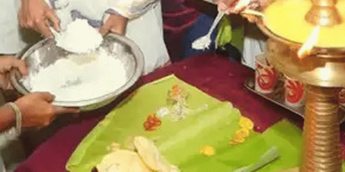 സന്നിധാനത്ത് നാളെ മാളികപ്പുറം മേൽശാന്തിയുടെ വക ഓണ സദ്യ സന്നിധാനത്ത് നാളെ മാളികപ്പുറം മേൽശാന്തിയുടെ വക ഓണ സദ്യ