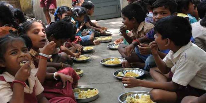 തമിഴ്നാട്ടിൽ സ്കൂളിൽ ദളിത് സ്ത്രീ ഭക്ഷണം പാകം ചെയ്യുന്നതിൽ പ്രതിഷേധം തമിഴ്നാട്ടിൽ സ്കൂളിൽ ദളിത് സ്ത്രീ ഭക്ഷണം പാകം ചെയ്യുന്നതിൽ പ്രതിഷേധം