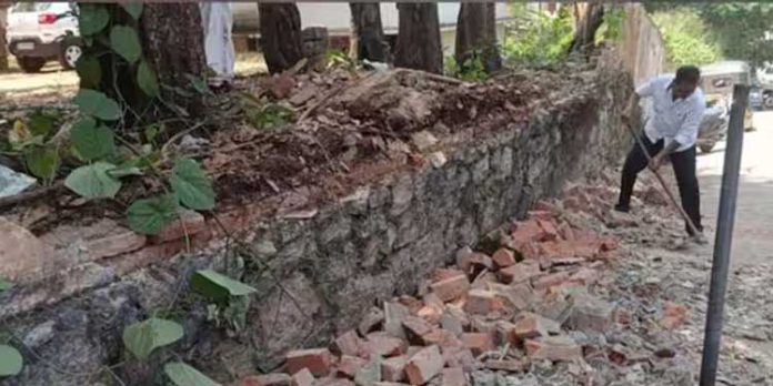 അടൂരിൽ ഓണാഘോഷത്തിനിടെ കോളേജിന്റെ മതില് ഇടിഞ്ഞു വീണു ; മേളക്കാര്ക്ക് പരിക്ക് അടൂരിൽ ഓണാഘോഷത്തിനിടെ കോളേജിന്റെ മതില് ഇടിഞ്ഞു വീണു ; മേളക്കാര്ക്ക് പരിക്ക്