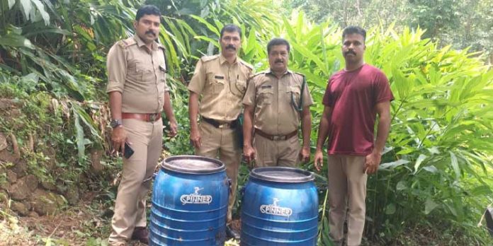 തണ്ണിതോട്ടിൽ നിന്ന് കോടയും ചാരായവും പിടികൂടി തണ്ണിതോട്ടിൽ നിന്ന് കോടയും ചാരായവും പിടികൂടി