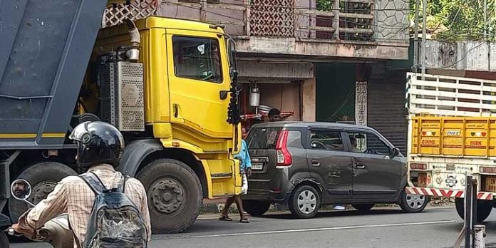 സിഗ്നൽ ലൈറ്റുകളില്ല ; മാമുക്കിൽ അപകടമേറുന്നു സിഗ്നൽ ലൈറ്റുകളില്ല ; മാമുക്കിൽ അപകടമേറുന്നു