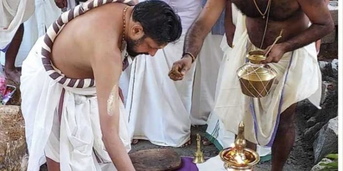 പുത്തൻകാവ് നട ഭഗവതീ ക്ഷേത്രത്തിലെ ദേവി നടയുടെ ശിലാസ്ഥാപന കർമ്മം തന്ത്രി കണ്ഠരര് രാജീവരര് നിർവ്വഹിച്ചു പുത്തൻകാവ് നട ഭഗവതീ ക്ഷേത്രത്തിലെ ദേവി നടയുടെ ശിലാസ്ഥാപന കർമ്മം തന്ത്രി കണ്ഠരര് രാജീവരര് നിർവ്വഹിച്ചു