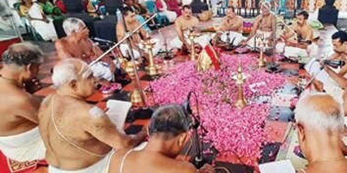 തടിയൂര് പാലോലിക്കാവ് ദേവീക്ഷേത്രത്തിൽ ലക്ഷാർച്ചന നടത്തി തടിയൂര് പാലോലിക്കാവ് ദേവീക്ഷേത്രത്തിൽ ലക്ഷാർച്ചന നടത്തി