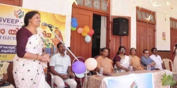 സ്വീപ്പിന്റെ ആഭിമുഖ്യത്തില് ആലപ്പുഴ സെന്റ് ജോസഫ്സ് കോളേജില് മെഗാ തിരുവാതിരകളി സംഘടിപ്പിച്ചു സ്വീപ്പിന്റെ ആഭിമുഖ്യത്തില് ആലപ്പുഴ സെന്റ് ജോസഫ്സ് കോളേജില് മെഗാ തിരുവാതിരകളി സംഘടിപ്പിച്ചു