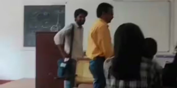 അധ്യാപകനെ അപമാനിച്ച സംഭവം ; കോളേജ് അധികൃതര് പോലീസില് പരാതി നല്കി അധ്യാപകനെ അപമാനിച്ച സംഭവം ; കോളേജ് അധികൃതര് പോലീസില് പരാതി നല്കി