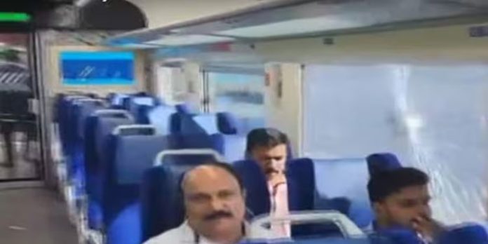 കണ്ണൂരില് വന്ദേഭാരത് എക്സ്പ്രസിന് നേരെ കല്ലേറ് ; കോച്ചിന്റെ ചില്ലുകള് പൊട്ടി കണ്ണൂരില് വന്ദേഭാരത് എക്സ്പ്രസിന് നേരെ കല്ലേറ് ; കോച്ചിന്റെ ചില്ലുകള് പൊട്ടി