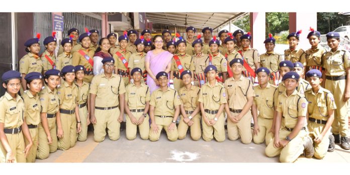 എസ്പിസി ദിനം : ജില്ലാ കളക്ടര് ഗാര്ഡ് ഓഫ് ഓണര് സ്വീകരിച്ചു എസ്പിസി ദിനം : ജില്ലാ കളക്ടര് ഗാര്ഡ് ഓഫ് ഓണര് സ്വീകരിച്ചു