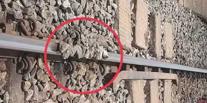 വളപട്ടണത്ത് റെയിൽവേ ട്രാക്കിൽ കല്ല് നിരത്തി വെച്ച സംഭവത്തിൽ രണ്ട് കുട്ടികളെ പോലീസ് പിടികൂടി വളപട്ടണത്ത് റെയിൽവേ ട്രാക്കിൽ കല്ല് നിരത്തി വെച്ച സംഭവത്തിൽ രണ്ട് കുട്ടികളെ പോലീസ് പിടികൂടി