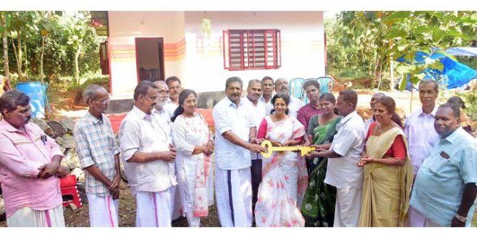 ഡോ.എം .എസ്. സുനിലിന്റെ 292 മത് സ്നേഹഭവനം ഓണസമ്മാനമായി ഡെയ്സി ബേബിക്കും കുടുംബത്തിനും ഡോ.എം .എസ്. സുനിലിന്റെ 292 മത് സ്നേഹഭവനം ഓണസമ്മാനമായി ഡെയ്സി ബേബിക്കും കുടുംബത്തിനും