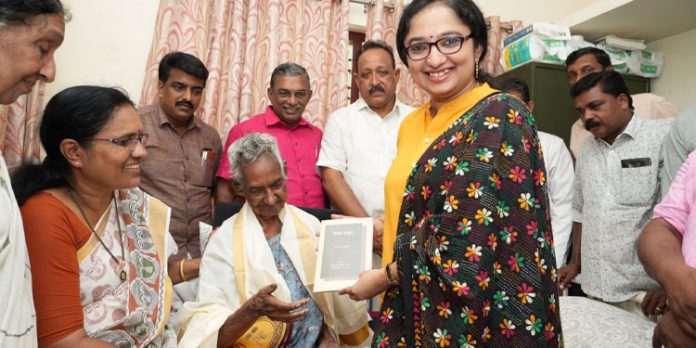 ആസാദി കാ അമൃത് മഹോത്സവം : സ്വാതന്ത്ര്യസമര സേനാനിക്ക് ആദരവ് ആസാദി കാ അമൃത് മഹോത്സവം : സ്വാതന്ത്ര്യസമര സേനാനിക്ക് ആദരവ്