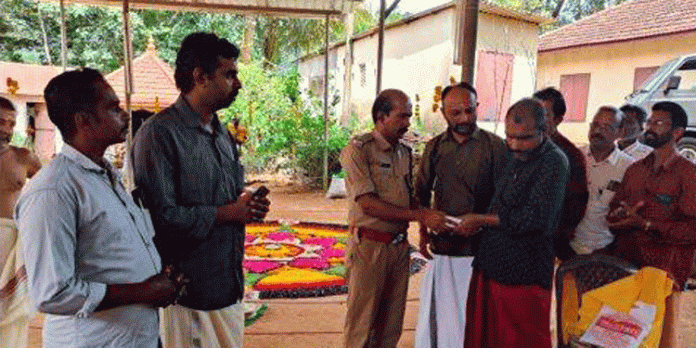 തിരുവോണ ദിനത്തിൽ കിടപ്പ് രോഗികൾക്ക് ഓണക്കോടി വിതരണം ചെയ്ത് പരുവ മഹാദേവ ക്ഷേത്ര ഭരണ സമിതി ഭാരവാഹികള് തിരുവോണ ദിനത്തിൽ കിടപ്പ് രോഗികൾക്ക് ഓണക്കോടി വിതരണം ചെയ്ത് പരുവ മഹാദേവ ക്ഷേത്ര ഭരണ സമിതി ഭാരവാഹികള്