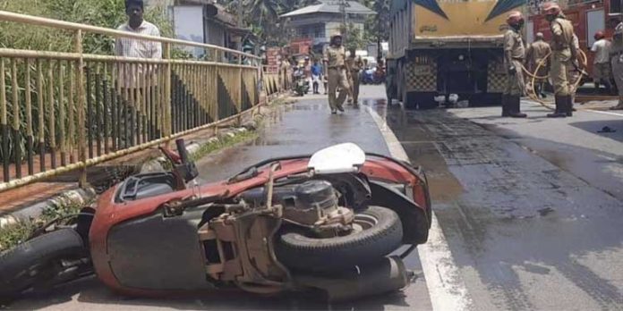 ചെങ്ങന്നൂരിൽ വാഹനാപകടം : ടോറസ് ലോറി കയറിയിറങ്ങി സ്കൂട്ടർ യാത്രിക മരിച്ചു ചെങ്ങന്നൂരിൽ വാഹനാപകടം : ടോറസ് ലോറി കയറിയിറങ്ങി സ്കൂട്ടർ യാത്രിക മരിച്ചു