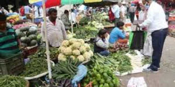 ഇങ്ങനെ പോയാല് ഓണം സുഖകരമാവില്ല ; വിപണിയിൽ പച്ചക്കറി വില പൊള്ളുന്നു ഇങ്ങനെ പോയാല് ഓണം സുഖകരമാവില്ല ; വിപണിയിൽ പച്ചക്കറി വില പൊള്ളുന്നു