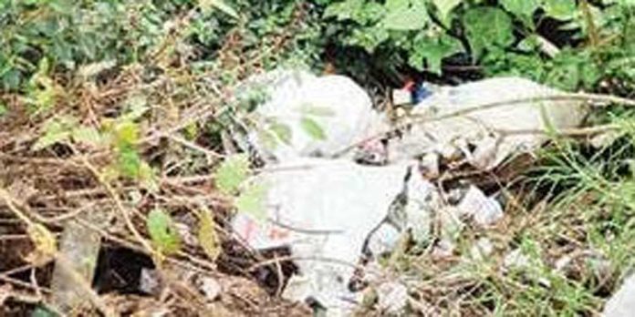 അഴൂർ പാറക്കടവ് – ആയുർവേദ ആശുപത്രി റോഡില് മാലിന്യം തള്ളുന്നത് പതിവാകുന്നു അഴൂർ പാറക്കടവ് – ആയുർവേദ ആശുപത്രി റോഡില് മാലിന്യം തള്ളുന്നത് പതിവാകുന്നു
