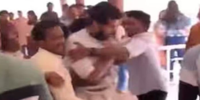 കൊടുവള്ളി ഗവ. കോളജിൽ എസ്എഫ്ഐ – എംഎസ്എഫ് സംഘർഷം ; നാല് വിദ്യാർത്ഥികൾക്ക് പരിക്ക് കൊടുവള്ളി ഗവ. കോളജിൽ എസ്എഫ്ഐ – എംഎസ്എഫ് സംഘർഷം ; നാല് വിദ്യാർത്ഥികൾക്ക് പരിക്ക്