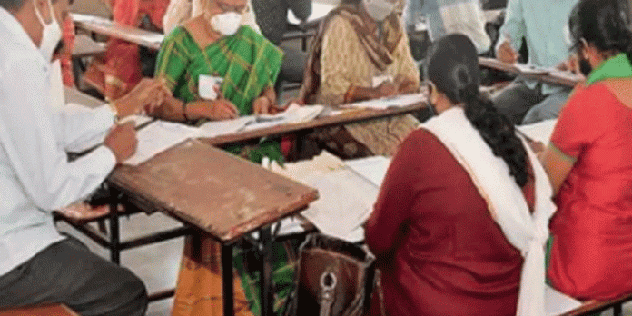 വേതനം ലഭിച്ചില്ല ; ഏകദിന പ്രക്ഷോഭ സമരത്തിനൊരുങ്ങി അധ്യാപക സംഘടനകള് വേതനം ലഭിച്ചില്ല ; ഏകദിന പ്രക്ഷോഭ സമരത്തിനൊരുങ്ങി അധ്യാപക സംഘടനകള്