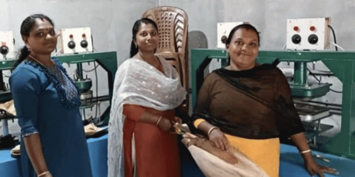പാളയില് നിന്ന് ജീവിതം മെനഞ്ഞ് കുടുംബശ്രീ വനിതകള് പാളയില് നിന്ന് ജീവിതം മെനഞ്ഞ് കുടുംബശ്രീ വനിതകള്
