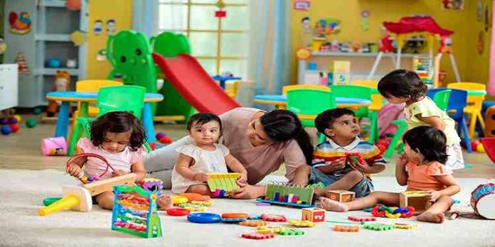 മൂന്ന് വയസിന് താഴെയുള്ള കുട്ടികളെ പ്രീസ്കൂളിൽ പോകാൻ നിർബന്ധിക്കുന്നത് നിയമവിരുദ്ധമെന്ന് ഗുജറാത്ത് ഹൈക്കോടതി മൂന്ന് വയസിന് താഴെയുള്ള കുട്ടികളെ പ്രീസ്കൂളിൽ പോകാൻ നിർബന്ധിക്കുന്നത് നിയമവിരുദ്ധമെന്ന് ഗുജറാത്ത് ഹൈക്കോടതി