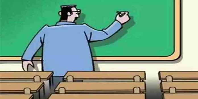 അതിഥി അധ്യാപക നിയമനം; 70 വയസ് വരെയുള്ള അധ്യാപകരെ പരിഗണിക്കാമെന്ന പരാമർശത്തിനെതിരെ വിദ്യാർഥി സംഘടനകൾ അതിഥി അധ്യാപക നിയമനം; 70 വയസ് വരെയുള്ള അധ്യാപകരെ പരിഗണിക്കാമെന്ന പരാമർശത്തിനെതിരെ വിദ്യാർഥി സംഘടനകൾ