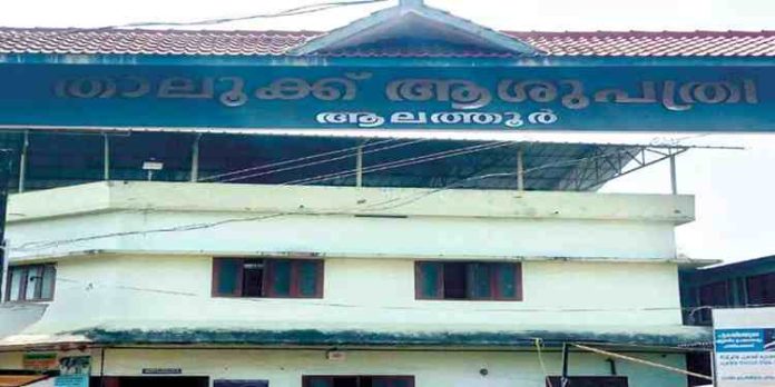 അപകടത്തിൽ ഗുരുതരമായി പരിക്കേറ്റ യുവാവിന് സ്റ്റിച്ച് ഇടുന്നതിനിടെ സർജിക്കൽ നൂല് തീർന്ന് പോയതായി പരാതി അപകടത്തിൽ ഗുരുതരമായി പരിക്കേറ്റ യുവാവിന് സ്റ്റിച്ച് ഇടുന്നതിനിടെ സർജിക്കൽ നൂല് തീർന്ന് പോയതായി പരാതി