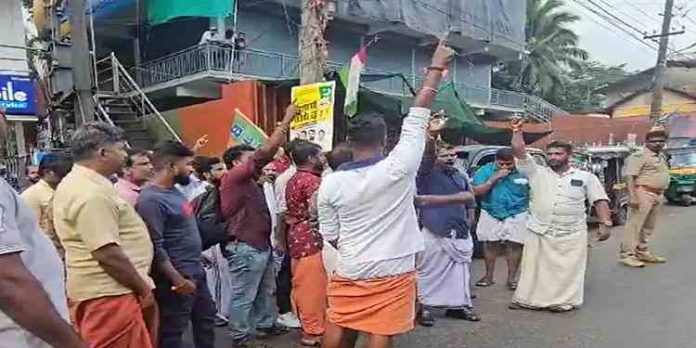 കോഴിക്കോട് അടിവാരം സംഘർഷത്തിൽ മൂന്ന് കേസുകൾ രജിസ്റ്റർ ചെയ്ത് പോലീസ് കോഴിക്കോട് അടിവാരം സംഘർഷത്തിൽ മൂന്ന് കേസുകൾ രജിസ്റ്റർ ചെയ്ത് പോലീസ്