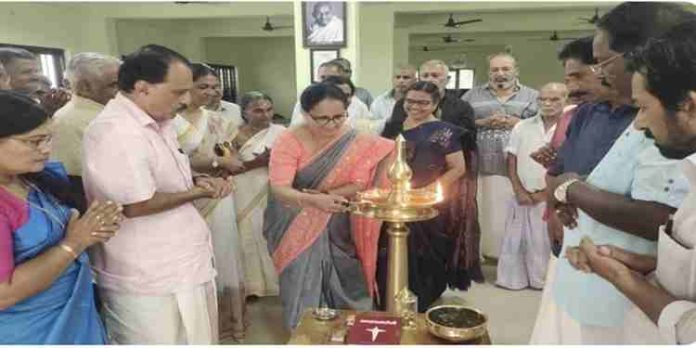 അദ്ധ്യാപകദിനാഘോഷത്തിന്റെ ഭാഗമായി പതിറ്റാണ്ടുകളുടെ അനുഭവസമ്പത്തും ശിഷ്യസമ്പത്തുമുള്ള ഏഴ് അദ്ധ്യാപകരെ ആദരിച്ചു അദ്ധ്യാപകദിനാഘോഷത്തിന്റെ ഭാഗമായി പതിറ്റാണ്ടുകളുടെ അനുഭവസമ്പത്തും ശിഷ്യസമ്പത്തുമുള്ള ഏഴ് അദ്ധ്യാപകരെ ആദരിച്ചു