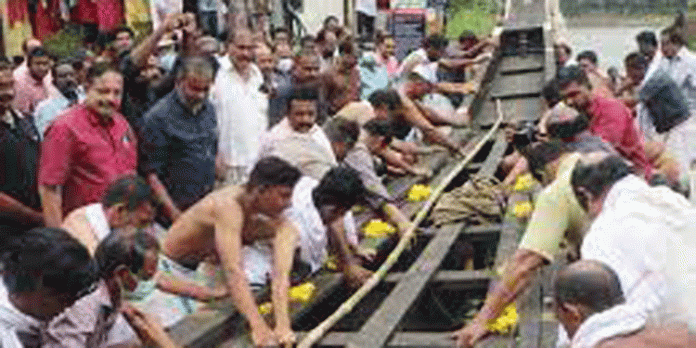ഉത്രട്ടാതി ജലമേളയ്ക്ക് ആതിഥ്യം വഹിക്കുന്ന ഇടശ്ശേരിമല പള്ളിയോടം ഉത്രട്ടാതി ജലമേളയ്ക്ക് ആതിഥ്യം വഹിക്കുന്ന ഇടശ്ശേരിമല പള്ളിയോടം