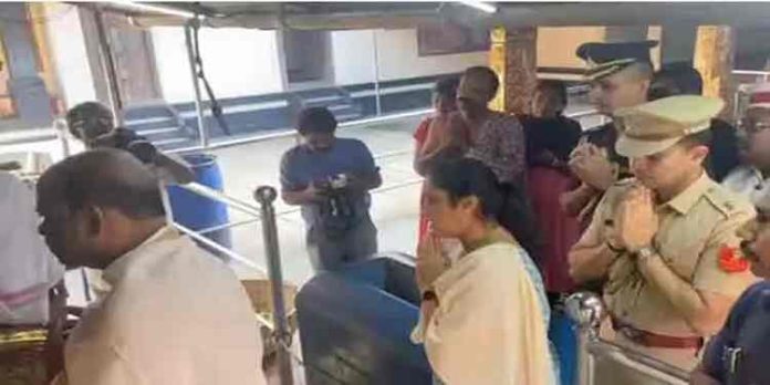 നരേന്ദ്രമോദിയുടെ പിറന്നാൾ : ചക്കുളത്തുകാവ് ക്ഷേത്രത്തിൽ പ്രത്യേക പൂജ നടത്തി ബംഗാൾ ഗവർണർ നരേന്ദ്രമോദിയുടെ പിറന്നാൾ : ചക്കുളത്തുകാവ് ക്ഷേത്രത്തിൽ പ്രത്യേക പൂജ നടത്തി ബംഗാൾ ഗവർണർ