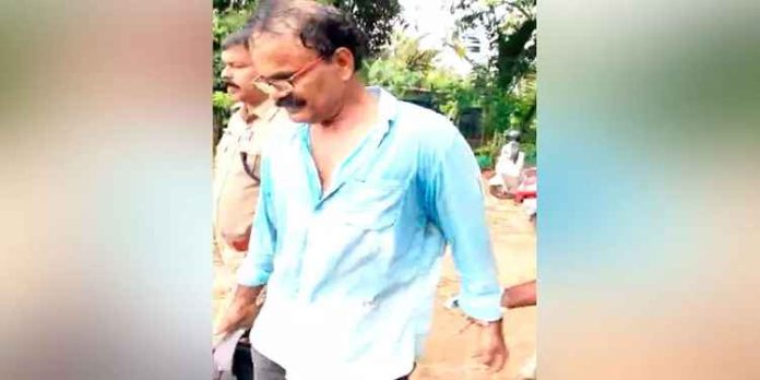 വഴിത്തർക്കത്തെ തുടർന്ന് മത്സ്യത്തൊഴിലാളിയെയും കുടുംബത്തെയും വെട്ടി പരിക്കേൽപിച്ചു വഴിത്തർക്കത്തെ തുടർന്ന് മത്സ്യത്തൊഴിലാളിയെയും കുടുംബത്തെയും വെട്ടി പരിക്കേൽപിച്ചു