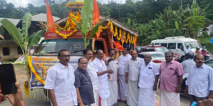 വള്ളസദ്യയ്ക്ക് വേണ്ടി എത്തിച്ച പാളതൈര് ഘോഷയാത്രയ്ക്ക് സ്വീകരണം നല്കി വള്ളസദ്യയ്ക്ക് വേണ്ടി എത്തിച്ച പാളതൈര് ഘോഷയാത്രയ്ക്ക് സ്വീകരണം നല്കി