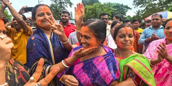 ബംഗാളില് ബിജെപിയുടെ സിറ്റിങ് സീറ്റ് പിടിച്ചെടുത്ത് തൃണമൂല് ; ഉത്തരാഖണ്ഡില് ബിജെപിക്ക് വിജയം ബംഗാളില് ബിജെപിയുടെ സിറ്റിങ് സീറ്റ് പിടിച്ചെടുത്ത് തൃണമൂല് ; ഉത്തരാഖണ്ഡില് ബിജെപിക്ക് വിജയം