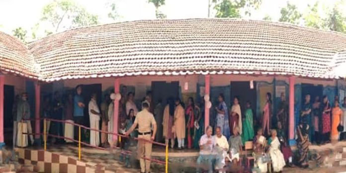 പുതുപ്പള്ളിയില് കനത്ത പോളിങ് ; 4 മണിവരെ 66 ശതമാനം പുതുപ്പള്ളിയില് കനത്ത പോളിങ് ; 4 മണിവരെ 66 ശതമാനം