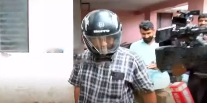 അച്ചു ഉമ്മനെതിരായ സൈബർ ആക്രമണം : നന്ദകുമാർ ചോദ്യം ചെയ്യലിനെത്തിയത് ഹെൽമറ്റ് ധരിച്ച് അച്ചു ഉമ്മനെതിരായ സൈബർ ആക്രമണം : നന്ദകുമാർ ചോദ്യം ചെയ്യലിനെത്തിയത് ഹെൽമറ്റ് ധരിച്ച്