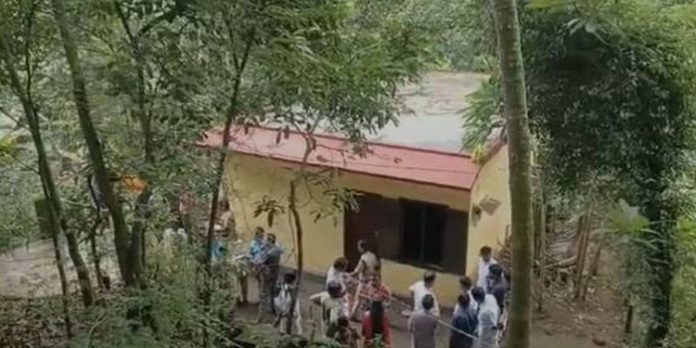 വീട്ടിൽ നിന്നൊരാൾ ഇറങ്ങിയോടി ; ഗ്യാസിൽ നിന്ന് തീ കത്തി സഹോദരിമാർ മരിച്ച സംഭവത്തിൽ ദുരൂഹത വീട്ടിൽ നിന്നൊരാൾ ഇറങ്ങിയോടി ; ഗ്യാസിൽ നിന്ന് തീ കത്തി സഹോദരിമാർ മരിച്ച സംഭവത്തിൽ ദുരൂഹത