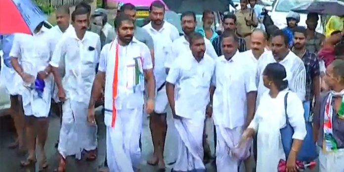 നഗ്നപാദനായി 35 കി.മീറ്റര് ; മഴയത്തും വോട്ടര്മാര്ക്കു നന്ദി പറഞ്ഞ് ചാണ്ടി ഉമ്മന്റെ യാത്ര നഗ്നപാദനായി 35 കി.മീറ്റര് ; മഴയത്തും വോട്ടര്മാര്ക്കു നന്ദി പറഞ്ഞ് ചാണ്ടി ഉമ്മന്റെ യാത്ര