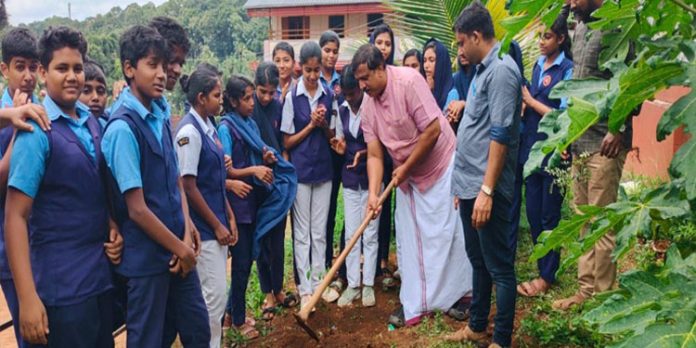 കൃഷിപാഠം ഉദ്ഘാടനം ചെയ്തു കൃഷിപാഠം ഉദ്ഘാടനം ചെയ്തു