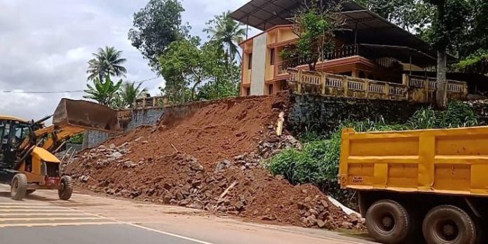 റാന്നി ഉതിമൂട് ജംഗ്ഷനു സമീപം വീടിന്റെ സംരക്ഷണഭിത്തി ഇടിഞ്ഞു റോഡില് വീണു റാന്നി ഉതിമൂട് ജംഗ്ഷനു സമീപം വീടിന്റെ സംരക്ഷണഭിത്തി ഇടിഞ്ഞു റോഡില് വീണു