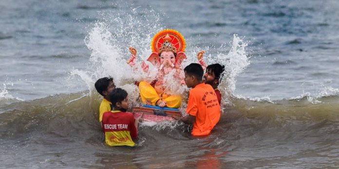 ഗണേശ വിഗ്രഹം നിമജ്ജനം ചെയ്യുന്നതിനിടെ വെള്ളക്കെട്ടിൽ മുങ്ങി ; സഹോദരങ്ങളടക്കം 3 പേർക്ക് ദാരുണാന്ത്യം ഗണേശ വിഗ്രഹം നിമജ്ജനം ചെയ്യുന്നതിനിടെ വെള്ളക്കെട്ടിൽ മുങ്ങി ; സഹോദരങ്ങളടക്കം 3 പേർക്ക് ദാരുണാന്ത്യം