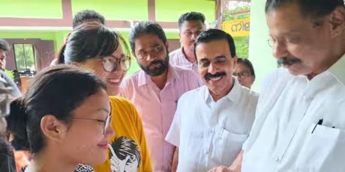 കേരളത്തിന്റെ സ്നേഹത്തിന് മുന്നില് വാക്കുകളില്ലെന്ന് അലിയാനയും ലില്ലിയും ; പരിചയപ്പെടുത്തി എംവി ഗോവിന്ദന് കേരളത്തിന്റെ സ്നേഹത്തിന് മുന്നില് വാക്കുകളില്ലെന്ന് അലിയാനയും ലില്ലിയും ; പരിചയപ്പെടുത്തി എംവി ഗോവിന്ദന്