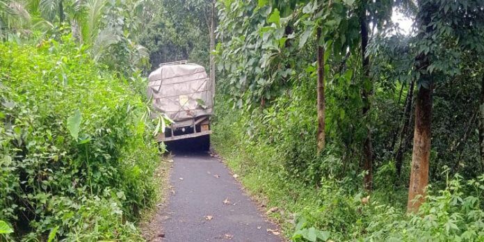 ചൊവ്വൂര്ക്കടവിന് സമീപം ലോറി ചരിഞ്ഞു ; ഗതാഗത തടസ്സം ചൊവ്വൂര്ക്കടവിന് സമീപം ലോറി ചരിഞ്ഞു ; ഗതാഗത തടസ്സം