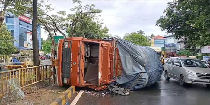 ഇടപ്പള്ളി-അരൂര് ബൈപ്പാസില് ലോറി മറിഞ്ഞു ; മണിക്കൂറുകള് നീണ്ട ഗതാഗതകുരുക്ക് ഇടപ്പള്ളി-അരൂര് ബൈപ്പാസില് ലോറി മറിഞ്ഞു ; മണിക്കൂറുകള് നീണ്ട ഗതാഗതകുരുക്ക്