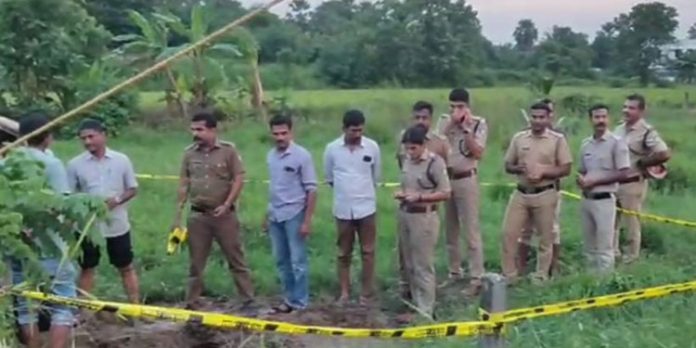 പാലക്കാട് വയലിൽ യുവാക്കളുടെ മൃതദേഹം കണ്ടെത്തിയ സംഭവം ; സ്ഥലമുടമ കുറ്റം സമ്മതിച്ചു പാലക്കാട് വയലിൽ യുവാക്കളുടെ മൃതദേഹം കണ്ടെത്തിയ സംഭവം ; സ്ഥലമുടമ കുറ്റം സമ്മതിച്ചു