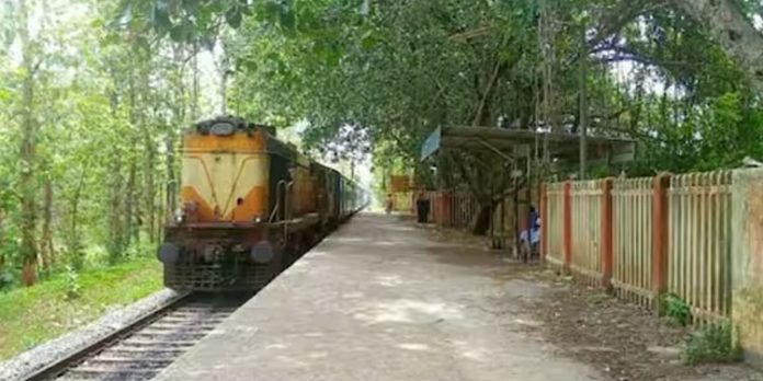 അറ്റകുറ്റപ്പണികൾ നടക്കുന്നതിനാൽ റെയില്വേ ഗേറ്റ് അടച്ചിടും അറ്റകുറ്റപ്പണികൾ നടക്കുന്നതിനാൽ റെയില്വേ ഗേറ്റ് അടച്ചിടും