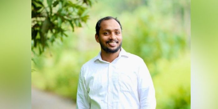 പരസ്യ ബോര്ഡ് സ്ഥാപിക്കുന്നതിനിടെ യുവാവ് ഷോക്കേറ്റ് മരിച്ചു പരസ്യ ബോര്ഡ് സ്ഥാപിക്കുന്നതിനിടെ യുവാവ് ഷോക്കേറ്റ് മരിച്ചു