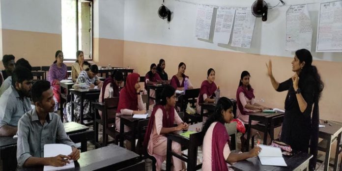 അധ്യാപക വിദ്യാര്ത്ഥികള്ക്കും പ്രചോദനമായി അജിനി ടീച്ചര് അധ്യാപക വിദ്യാര്ത്ഥികള്ക്കും പ്രചോദനമായി അജിനി ടീച്ചര്