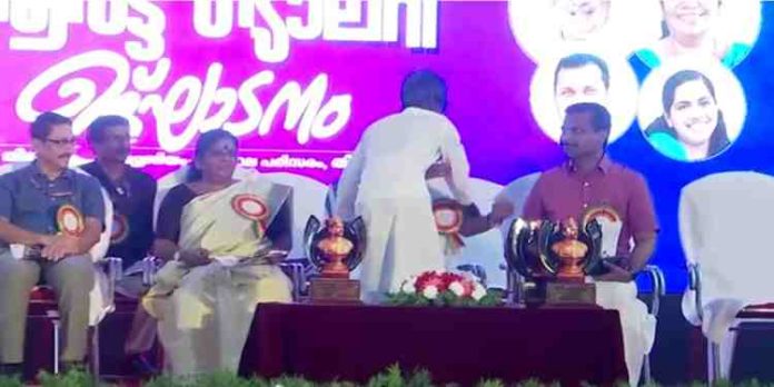 വേദിയിൽ കയറി മന്ത്രിയെ ആലിംഗനം ചെയ്തയാൾക്കെതിരെ കേസെടുത്തു വേദിയിൽ കയറി മന്ത്രിയെ ആലിംഗനം ചെയ്തയാൾക്കെതിരെ കേസെടുത്തു