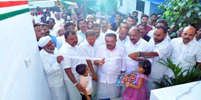 മാസ് ഭവന്; താക്കോല് കൈമാറി യുഡിഎഫ് കണ്വീനര് എം എം ഹസന് മാസ് ഭവന്; താക്കോല് കൈമാറി യുഡിഎഫ് കണ്വീനര് എം എം ഹസന്